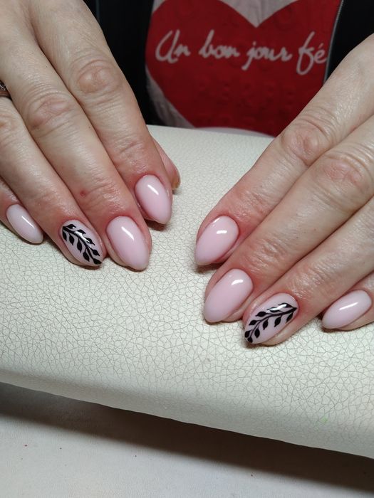 Нарощування нігтів, та Манікюр, і Педікюр.