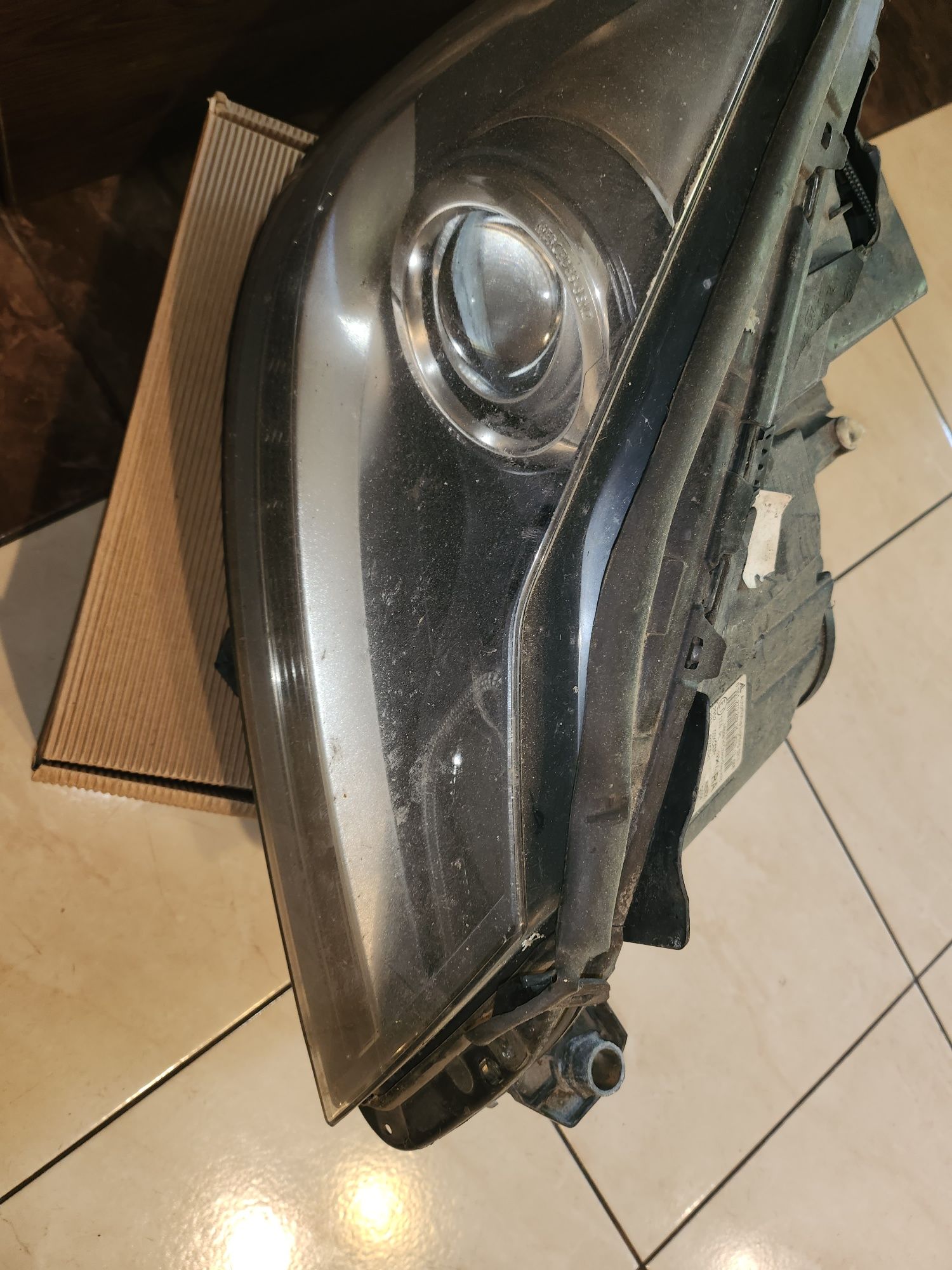 Lampa Prawa Mercedes C204 polift skrętna ksenon