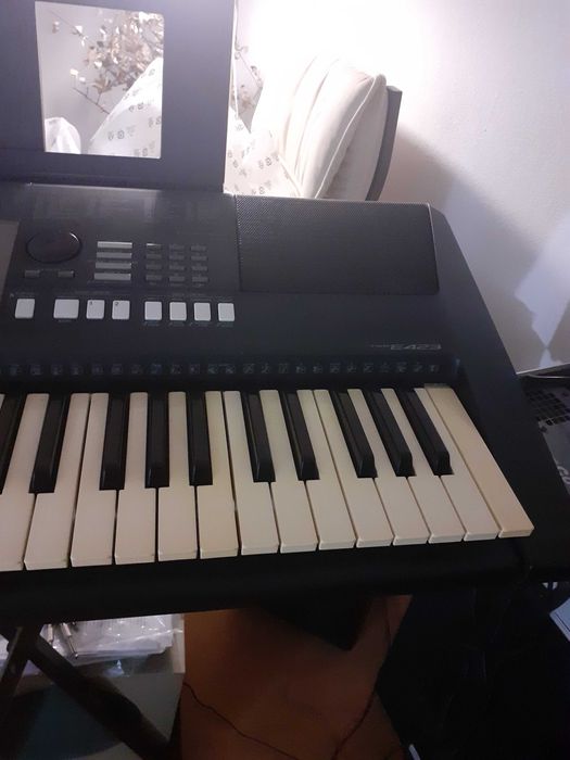 Teclado digital e moderna Yamaha PSR-E423