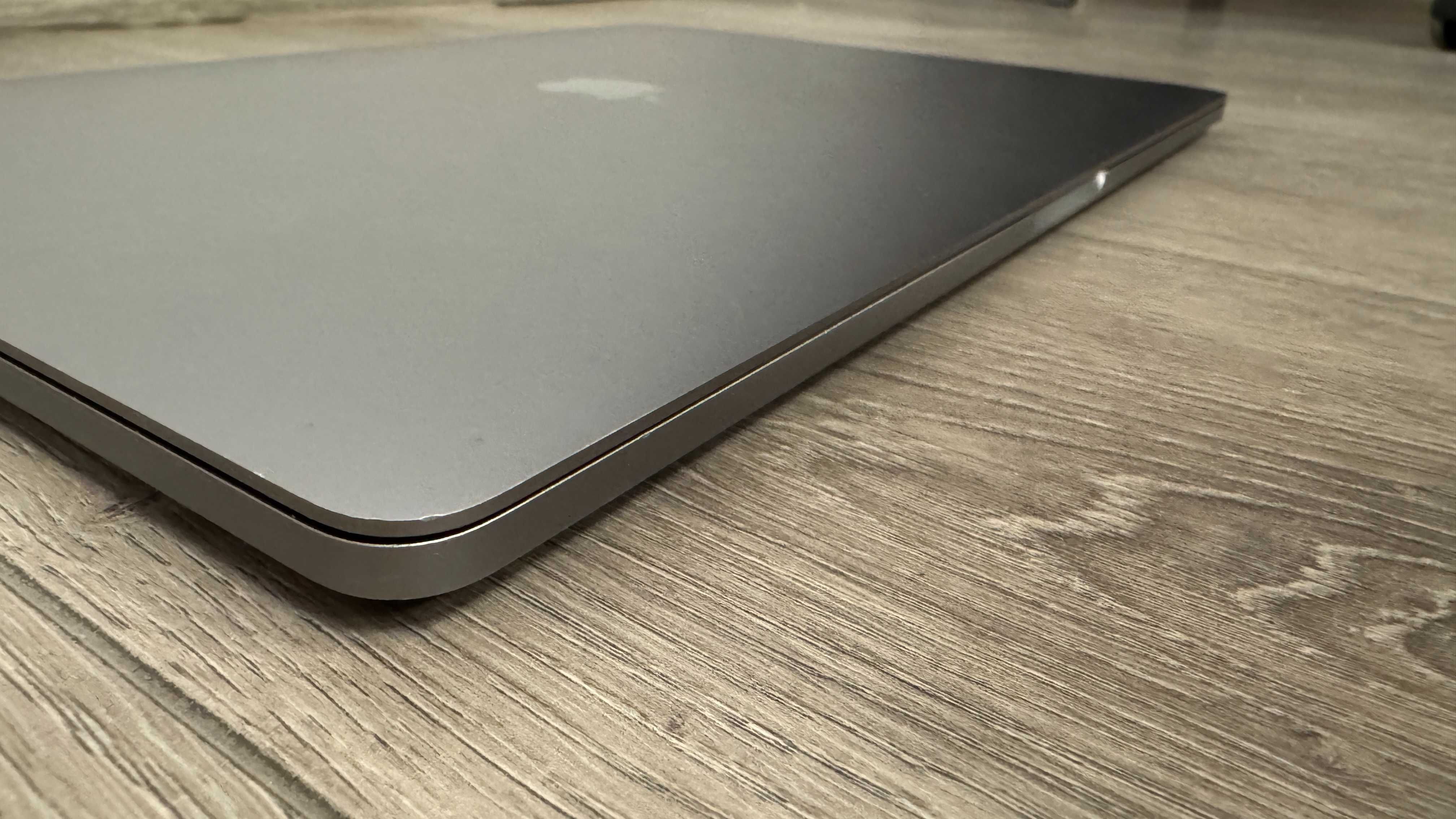 Apple MacBook Pro A1707 Retina 15 2017 Touch Bar i7/16gb/512gb