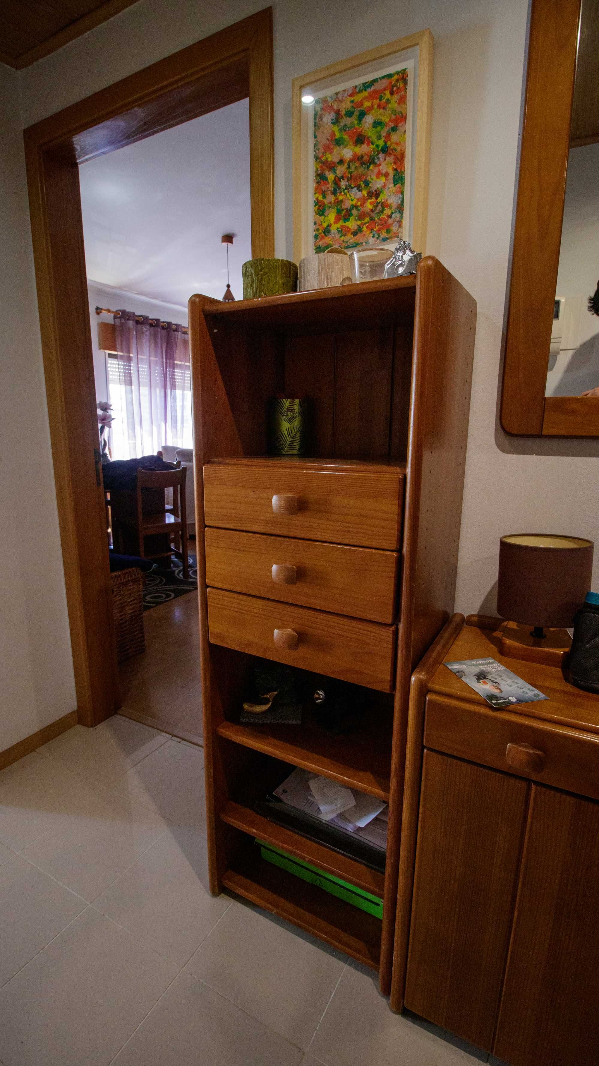Conjunto 2 móveis de madeira, ótimo estado.