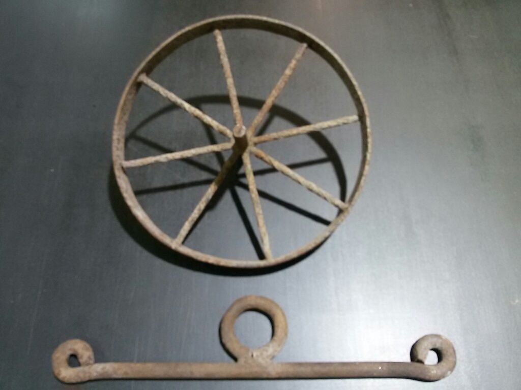 Roda de ferro de um semeador +2 peças de ferro (antigas)