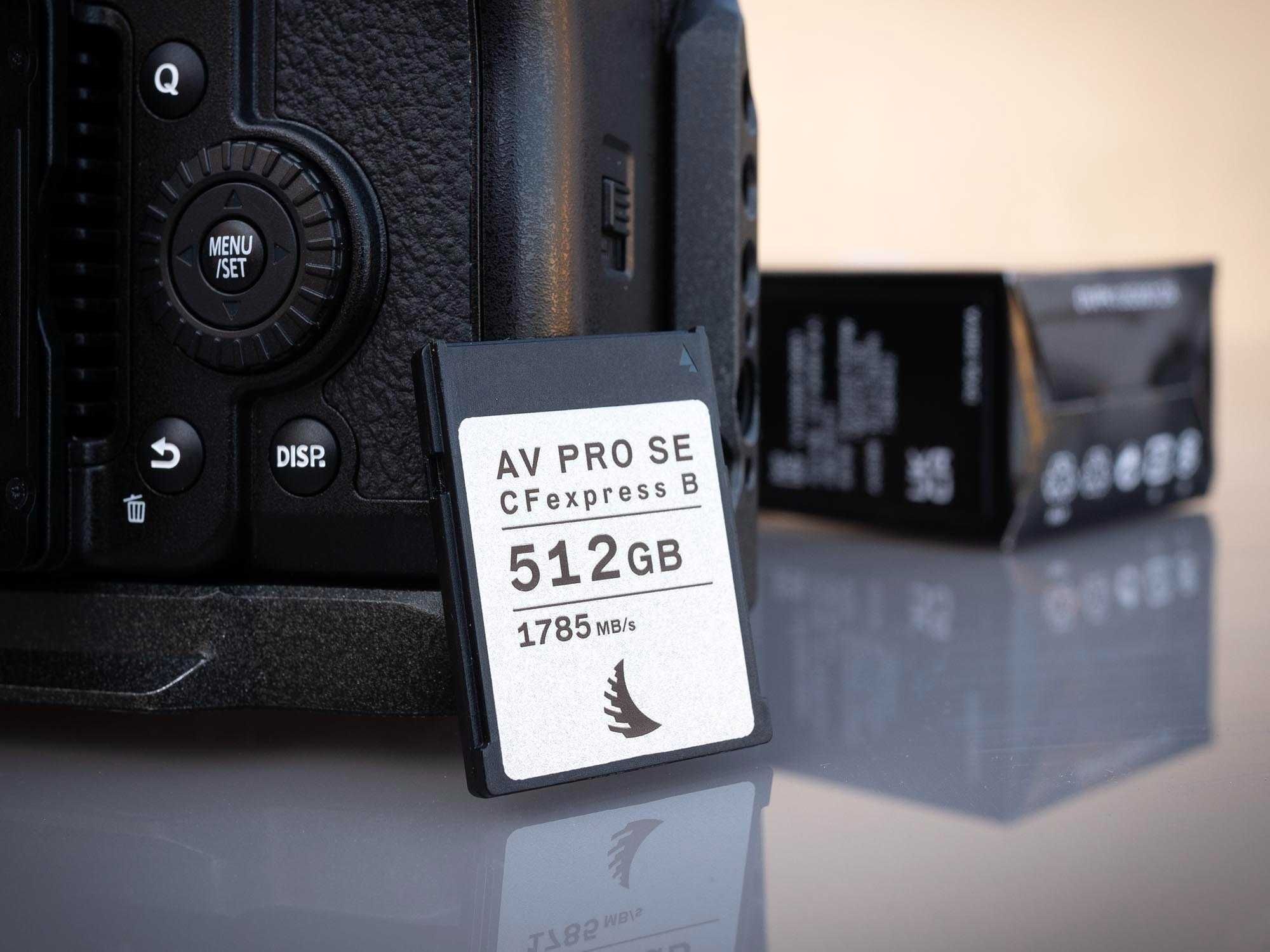 Conjunto Panasonic GH6 e objectiva 12-35 2.8 MkII c/ cage Smallrig