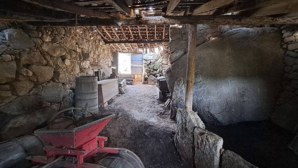 Oportunidade!  Ruina 10min  A25, potencial para futura residência