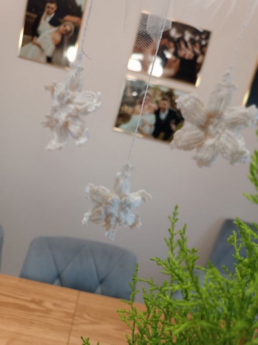 Wianek na drzwi srebrny wianek  ze śnieżynkami dekoracja zimowa