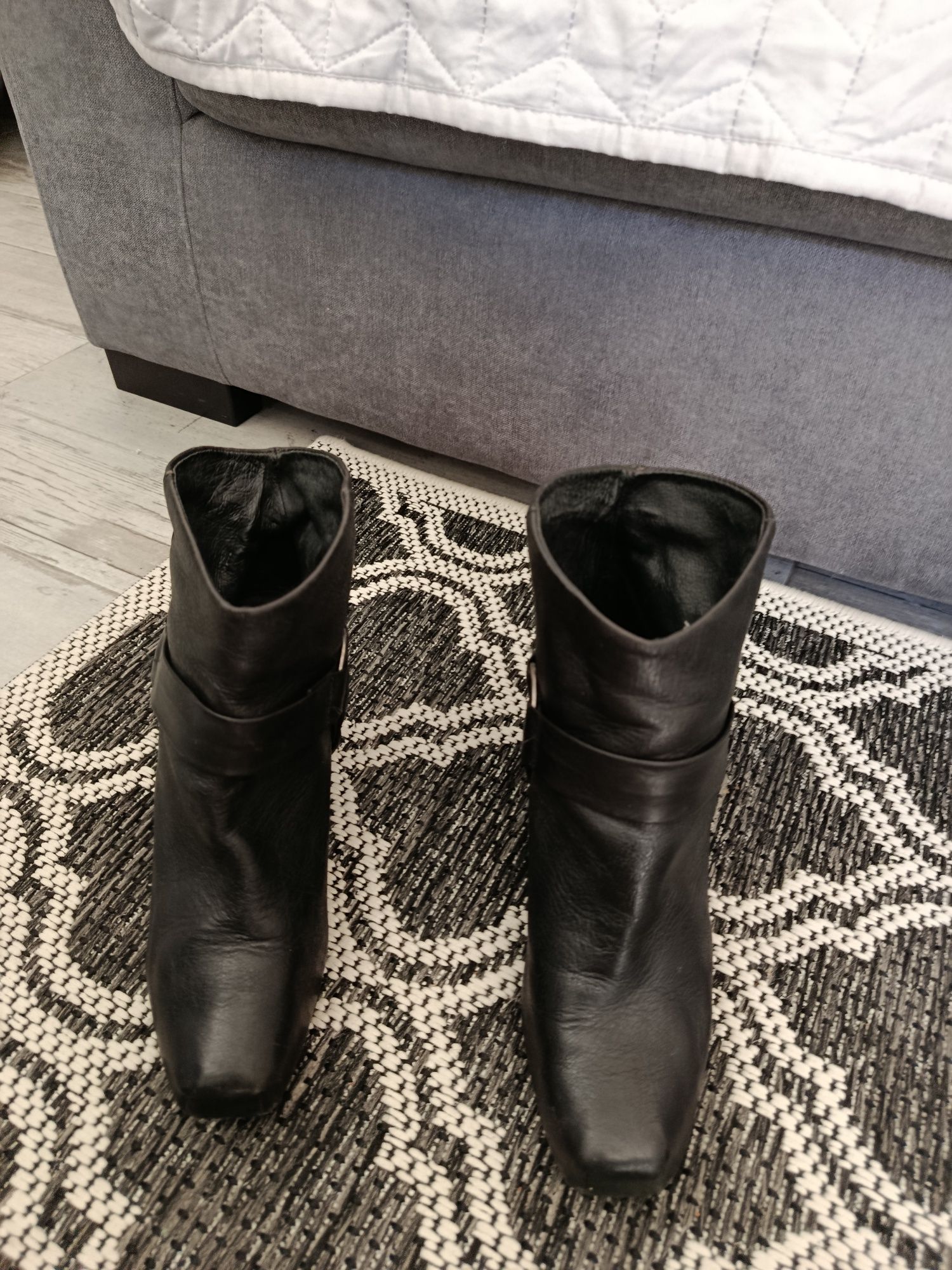 Botins em pele pretos