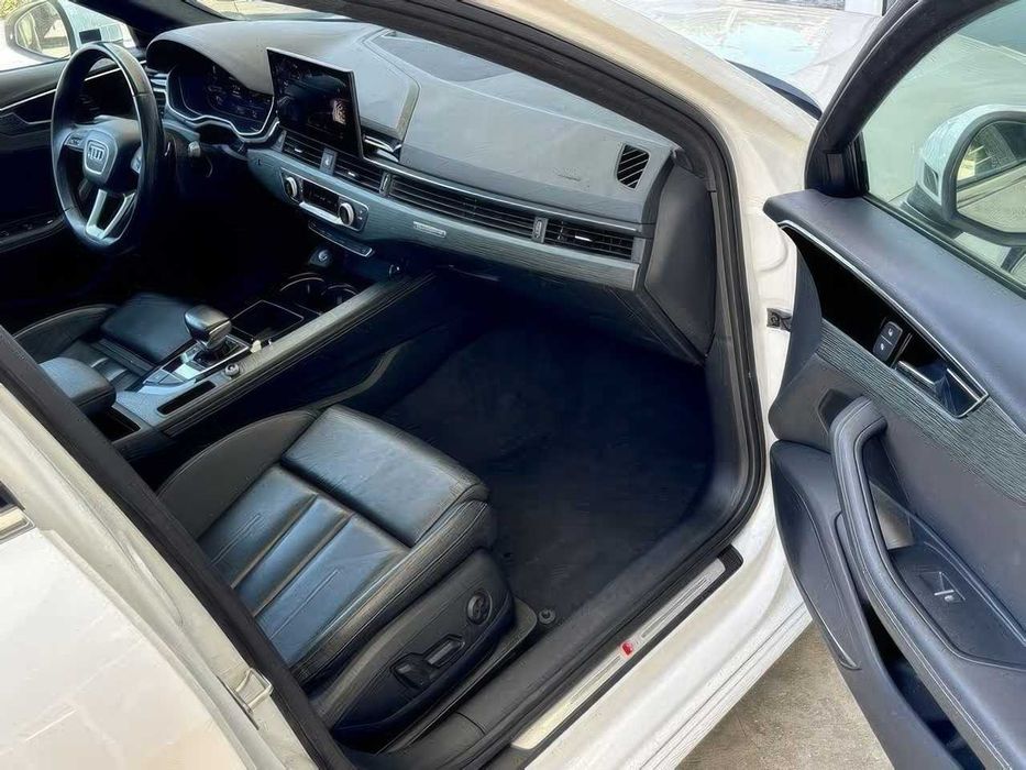 Audi A4      2023