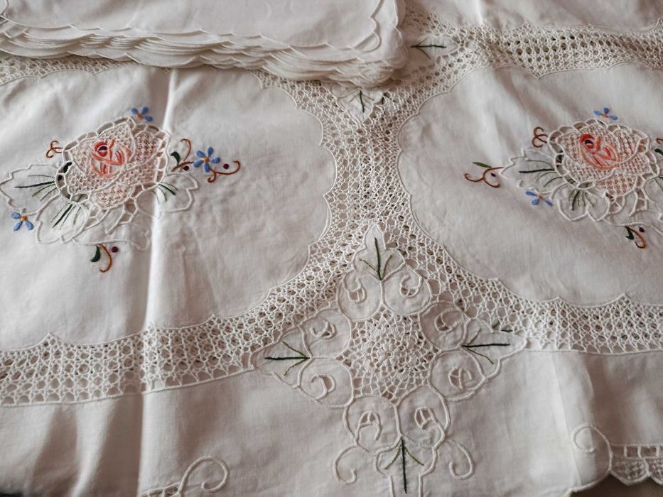 Toalha linho bordado da madeira branca