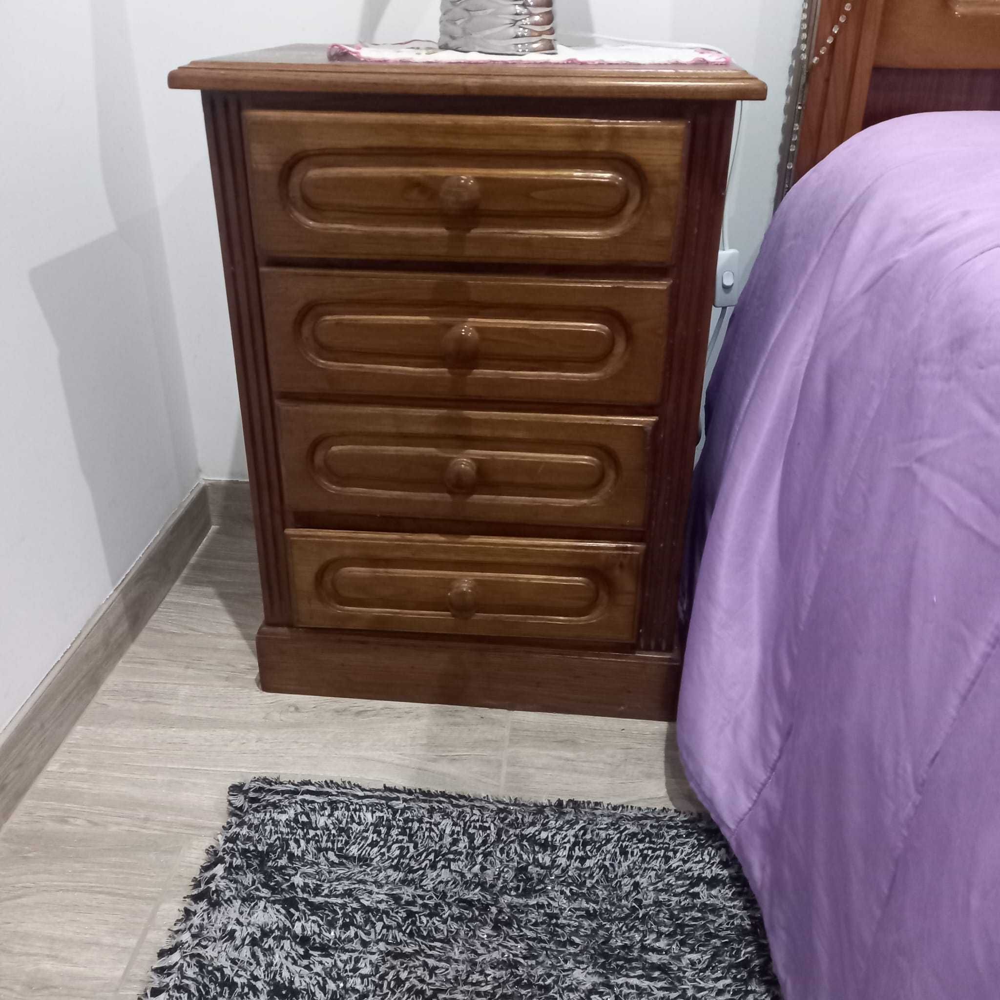 Quarto de casal, cama e duas mesinhas