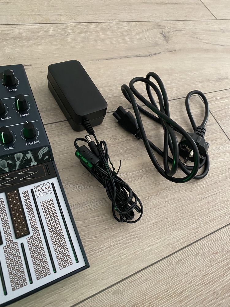 Sprzedam Analogowy Syntezator i walizka od firme ARTURIA