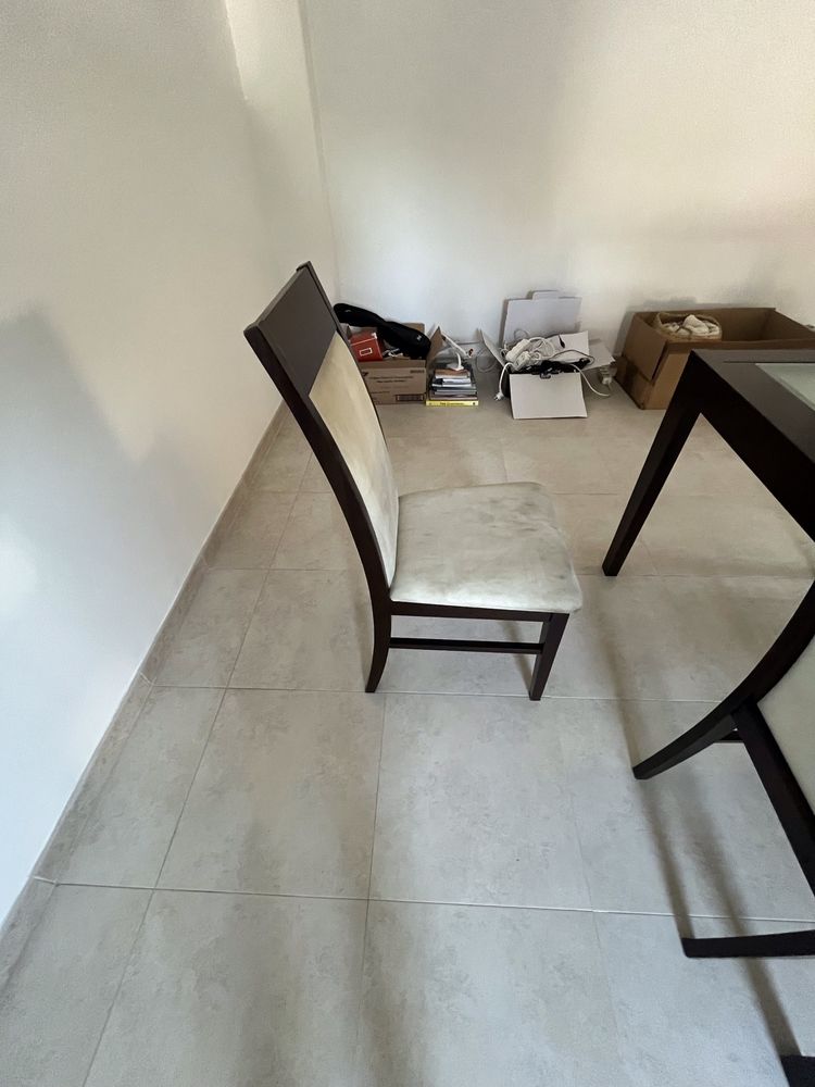 Mesa de sala de jantar em madeira maciça +4 cadeiras