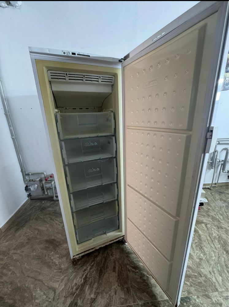 Продаю морозильную камеру Beko FNE 26400
