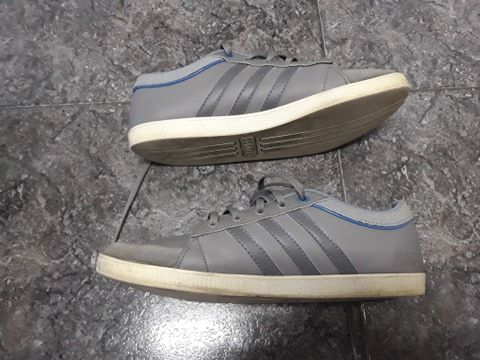 Sapatilhas cinzentas da Adidas