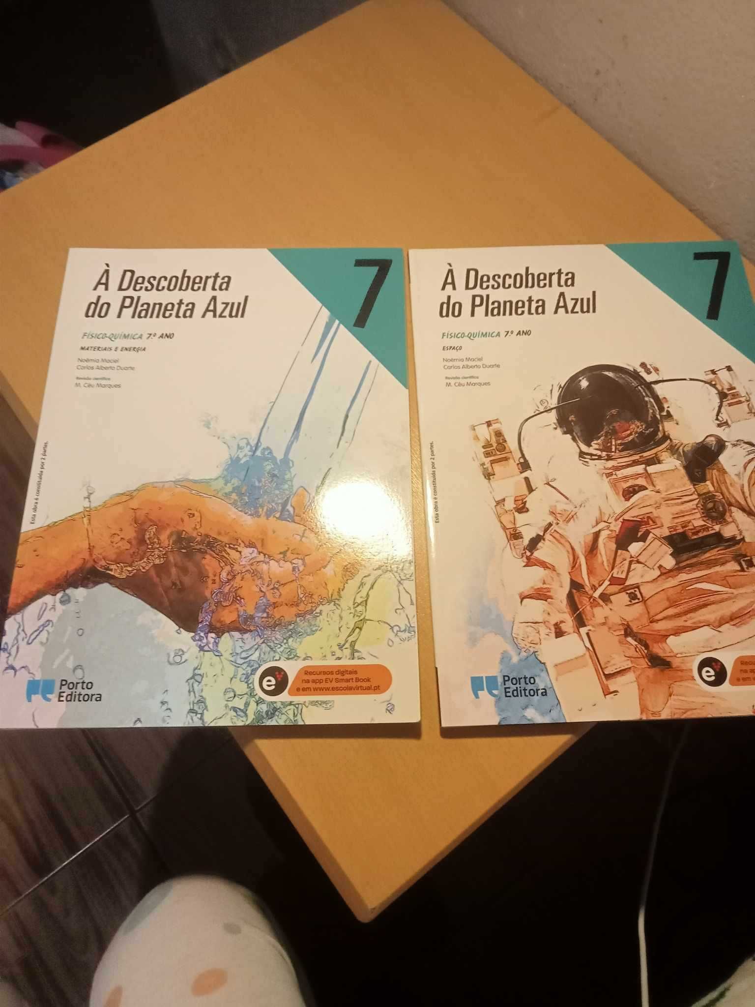 Vendo livros escolares novos