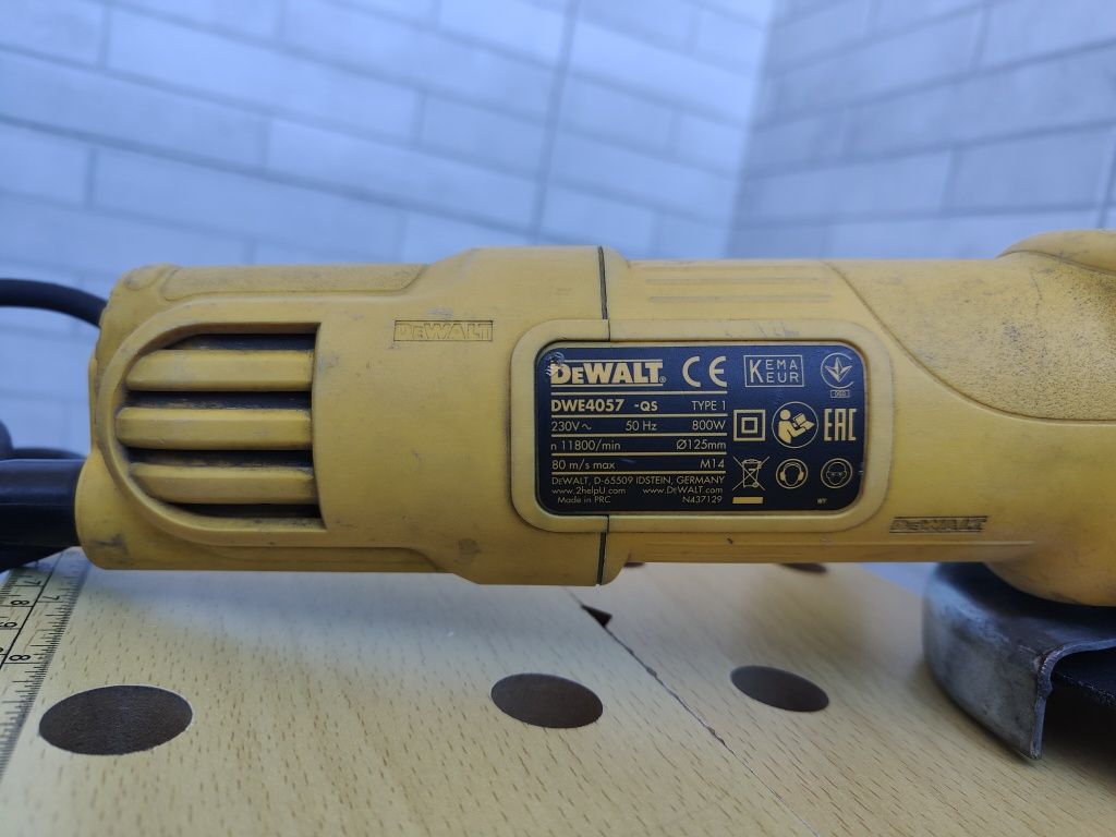 Шлифмашина угловая - болгарка сетевая DeWALT DWE4057-QS