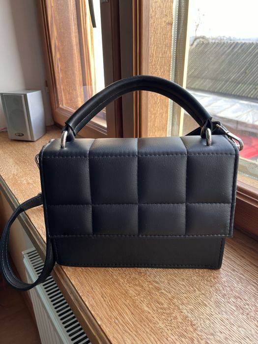 Чорна шкіряна сумка