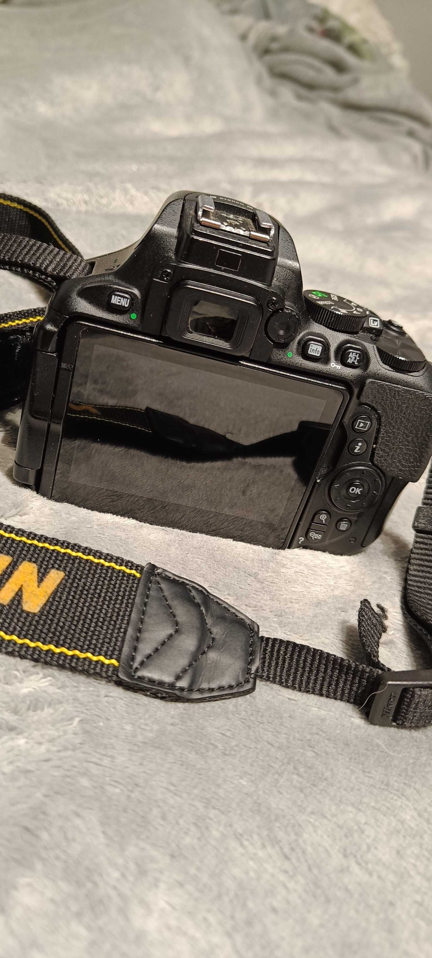 Nikon D5600 + obiektyw Af-P nikkor 18-55 1:3,5 - 5'6