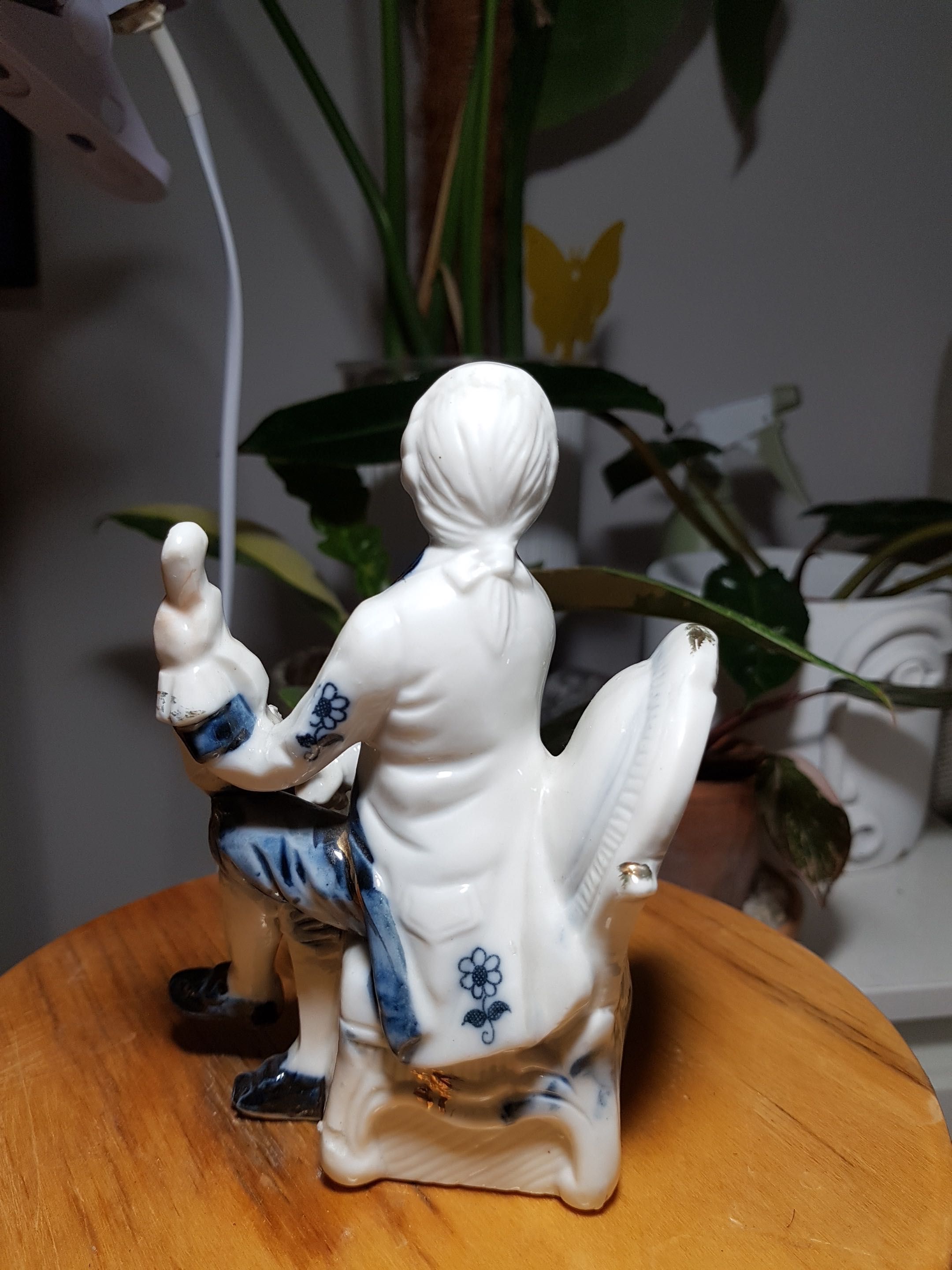 Figurka porcelanowa skrzypek hrabia