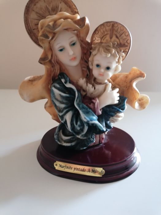 Imagem de Maria e o menino Jesus pintada a mão