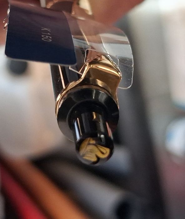 Caneta Esferográfica Pelikan M150 preta e ouro