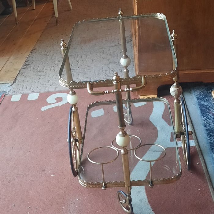 Piękny barek mosiężny z alabastrem na kółkach