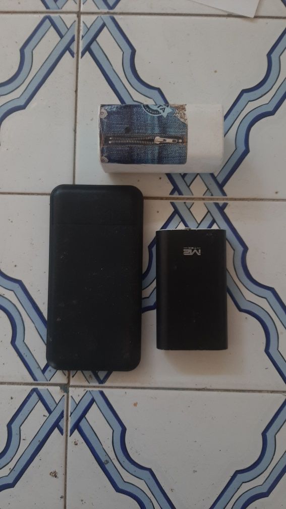 Três powerbank a funcionar