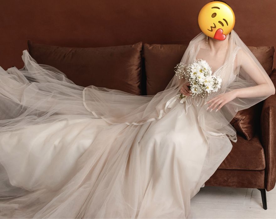 Весільна сукня зі шлейфом нюд