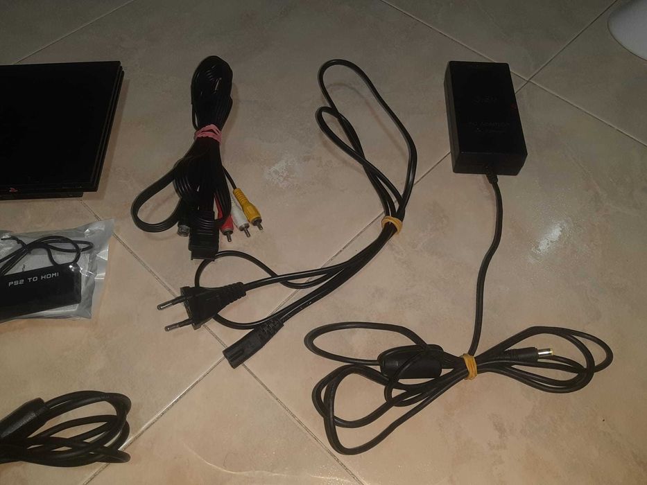 PS2 com 2 comandos e 1 Jogo