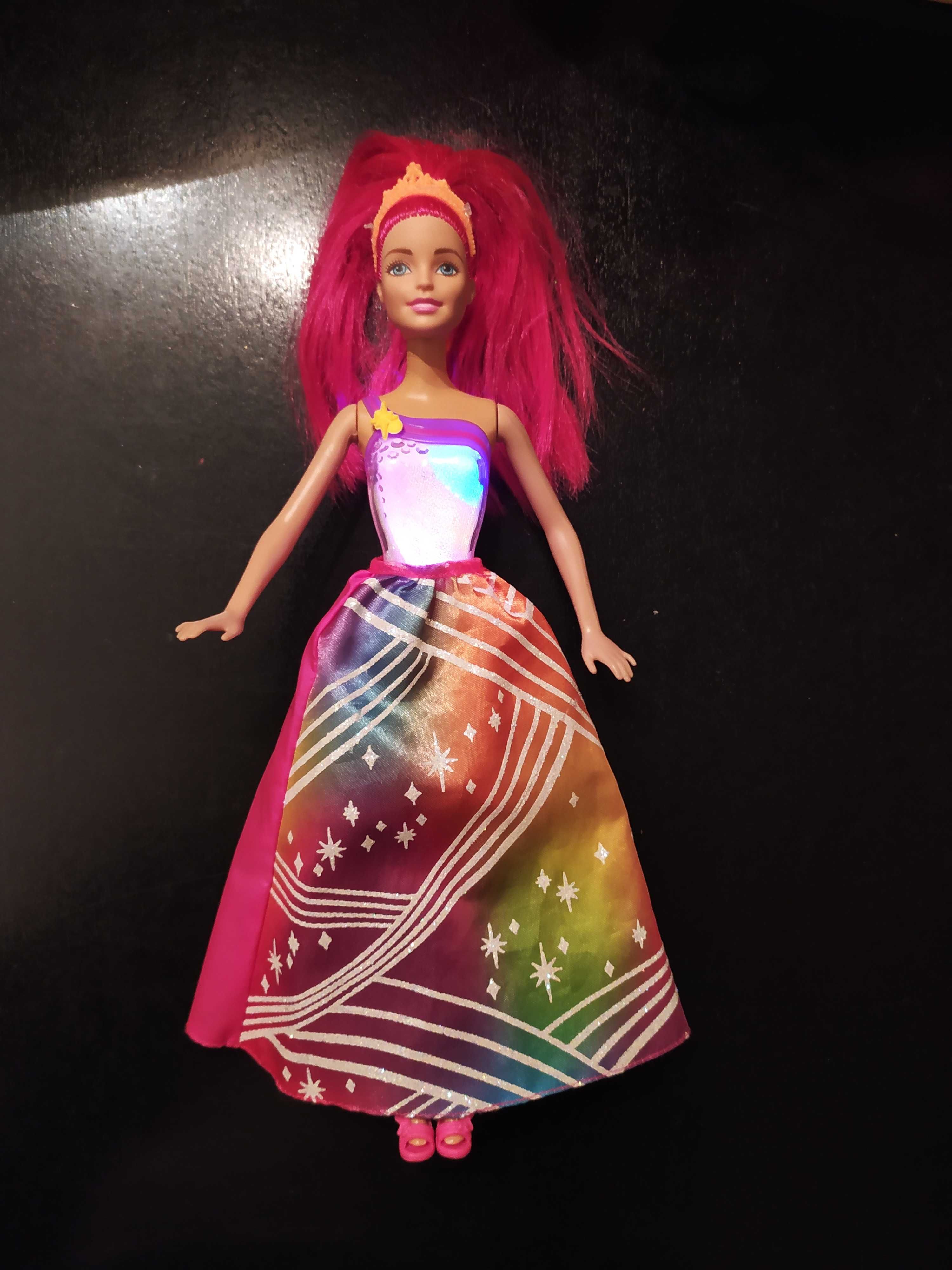 Lalka Barbie Tęczowa Księżniczka ze światełkami