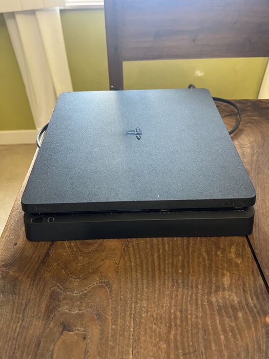 Playstation 4 Slim com pouco uso