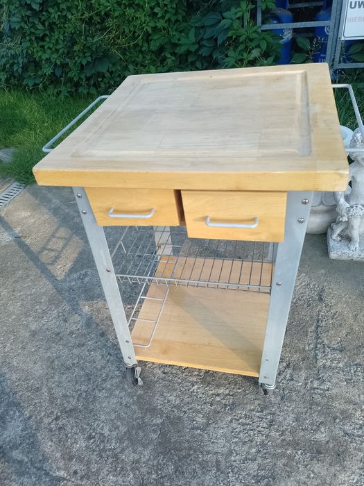 Stolik kuchenny na kółkach