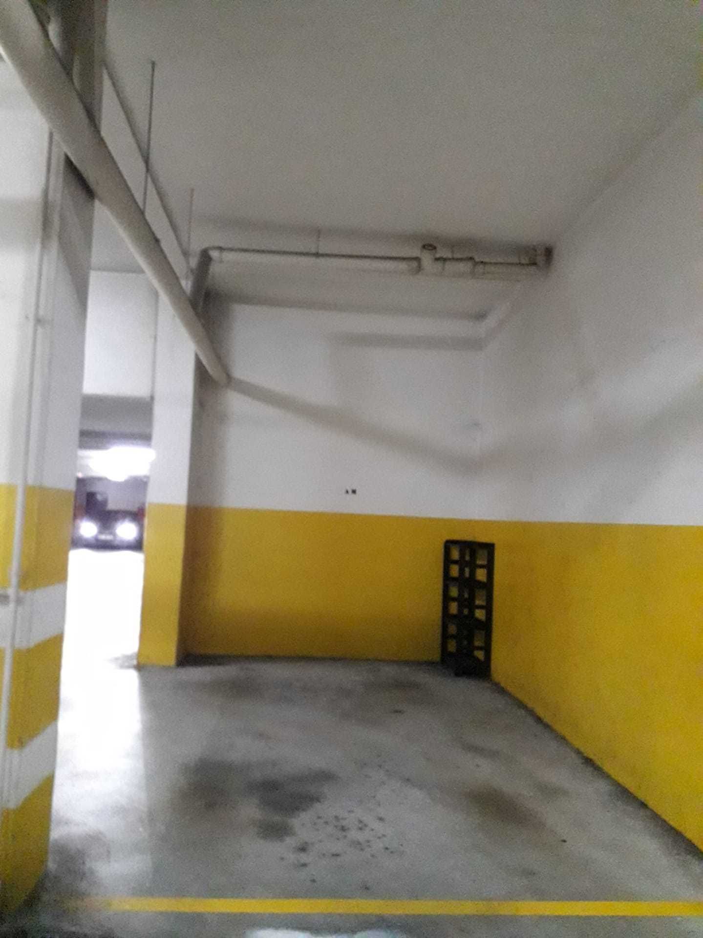 Lugar de estacionamento e arrumos frente Hospital S. João