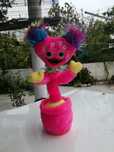 Boneco mágico repete os sons canta e dança