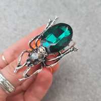 Broszka robak z zielonym kamykiem