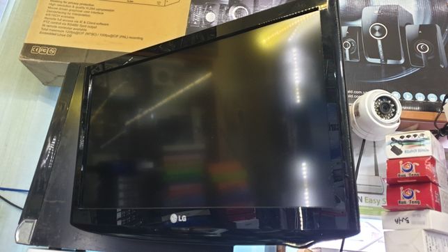 Телевизор LG диагональ 22" дюйма,с креплением на стену.без пульта упра