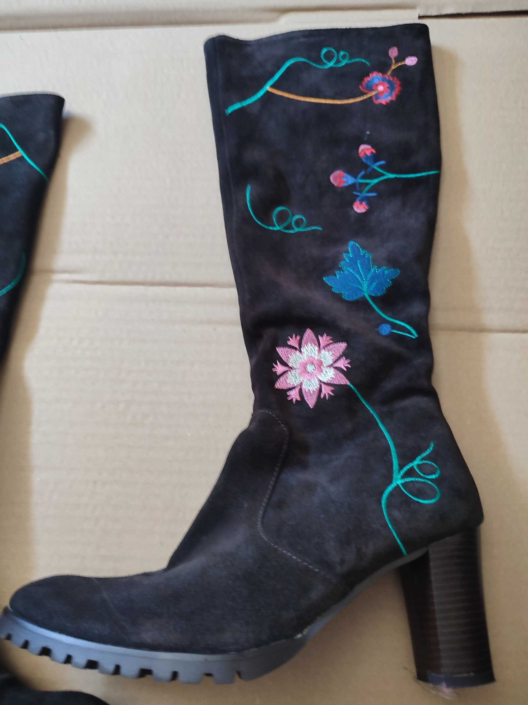 Botas em pele Café Noir (Novas) com flores bordadas