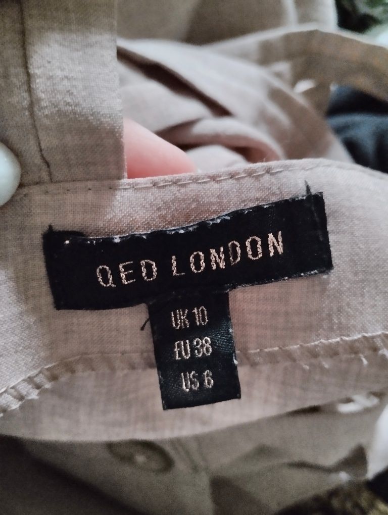 Świetny beżowy kombinezon na ramiączkach Qed London