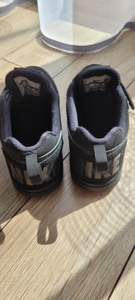 Nike Court Borough Low roz. 33