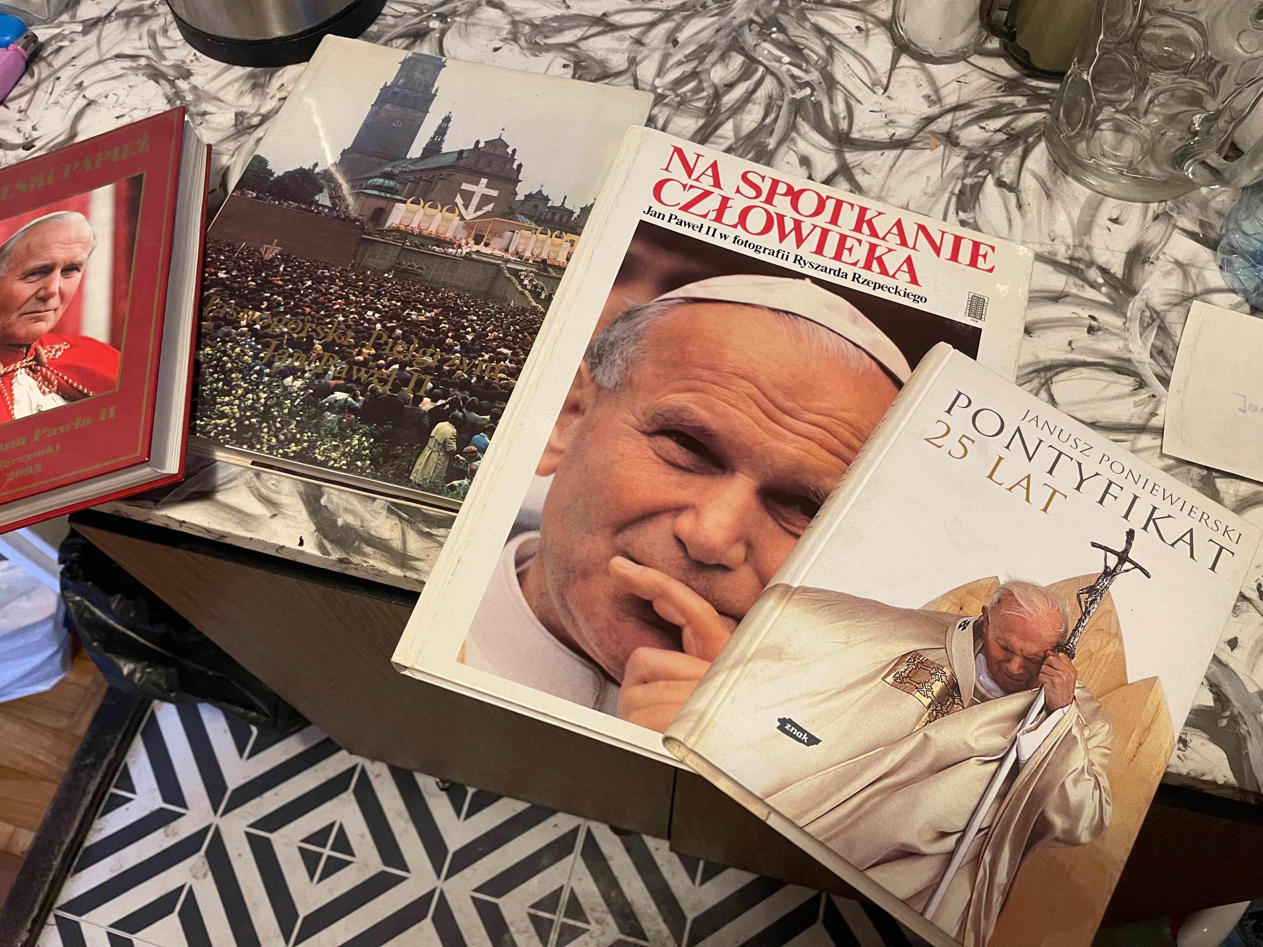 Zestaw książek Jan Paweł II  Pielgrzym spotkanie Człowieka pontyfikat