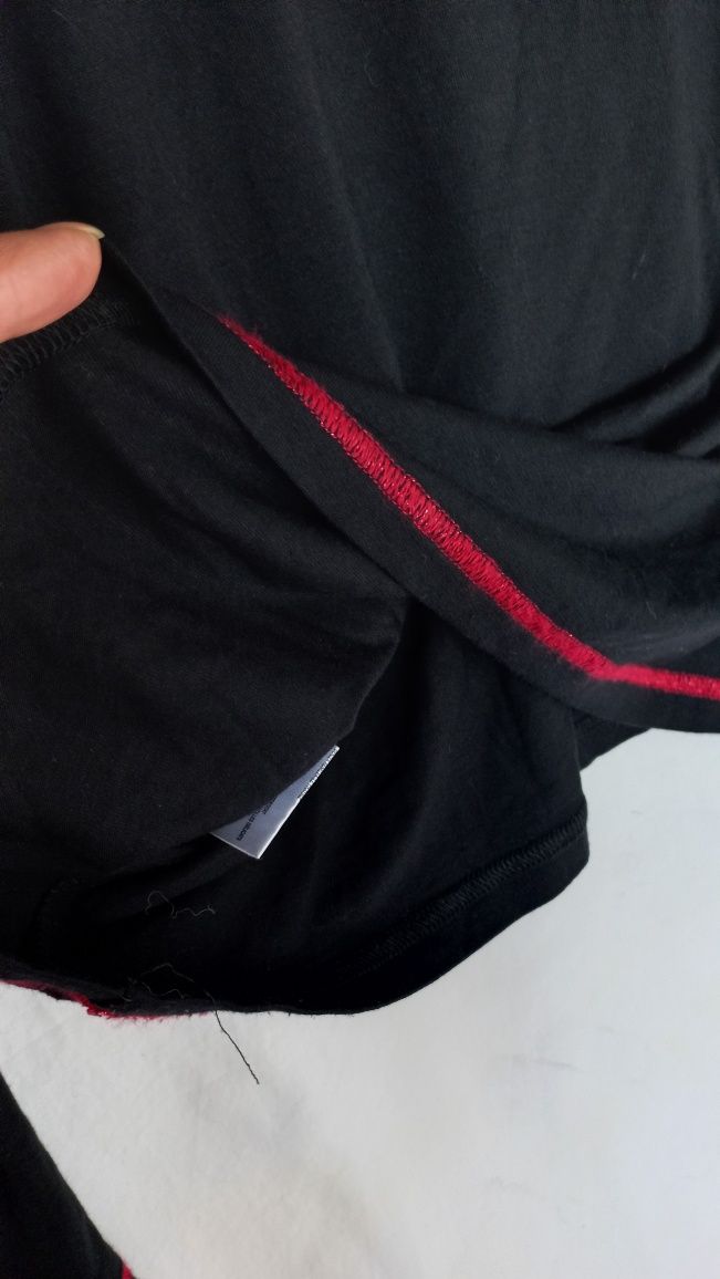 Blusa preta com estampados a veludo vermelho