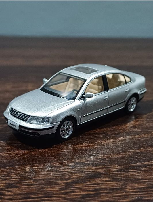 Xcartoys Volkswagen Passat B5 srebrny skala 1:64 metalowy