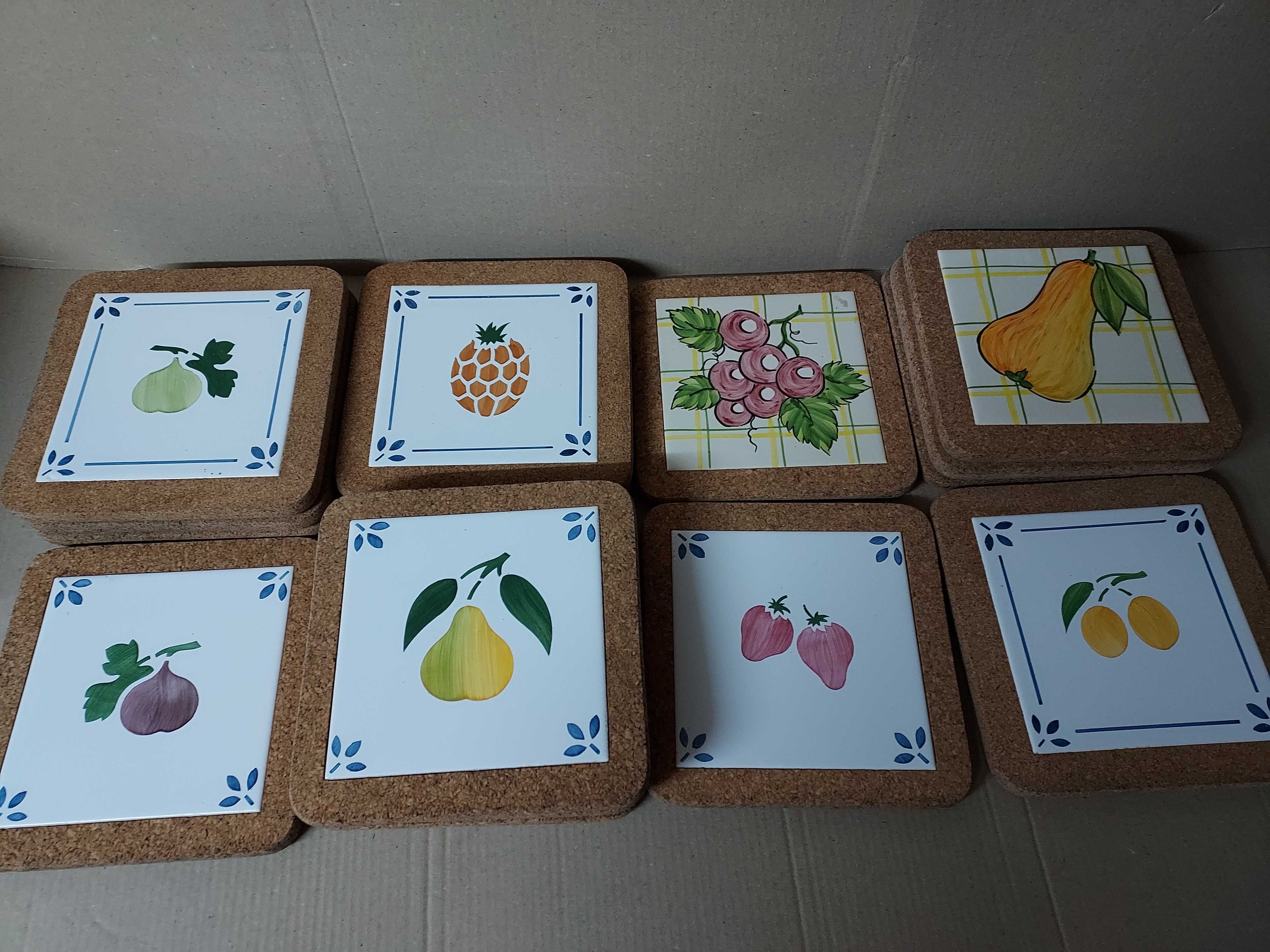 Base cortiça com azulejo pintado com frutas