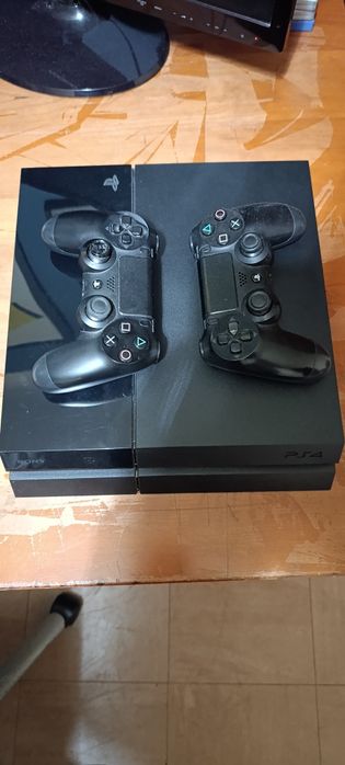 Consola PS4 com 2 comandos