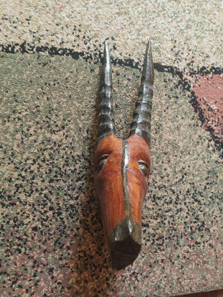 Cabeça de animal em madeira