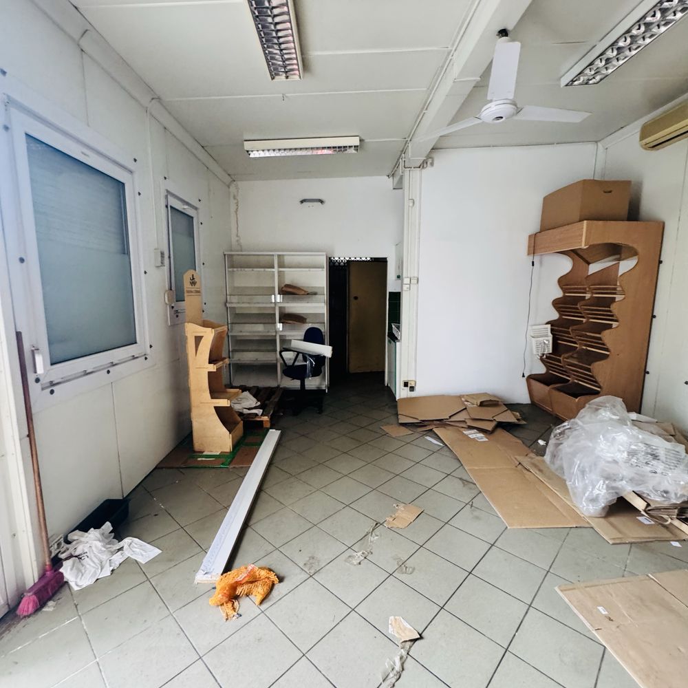 Pawilon sklep lokal Pabianice Warszawska 47. Teren z parkingiem