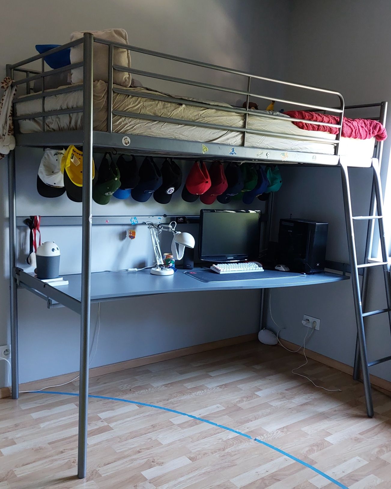 Łóżko Ikea z materacem i blatem, biurkiem