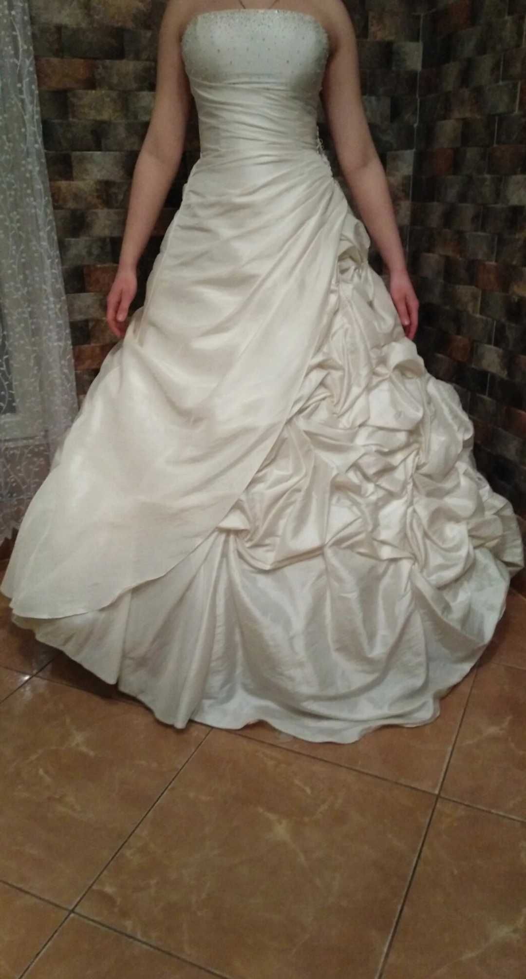 Suknia ślubna z trenem ecry