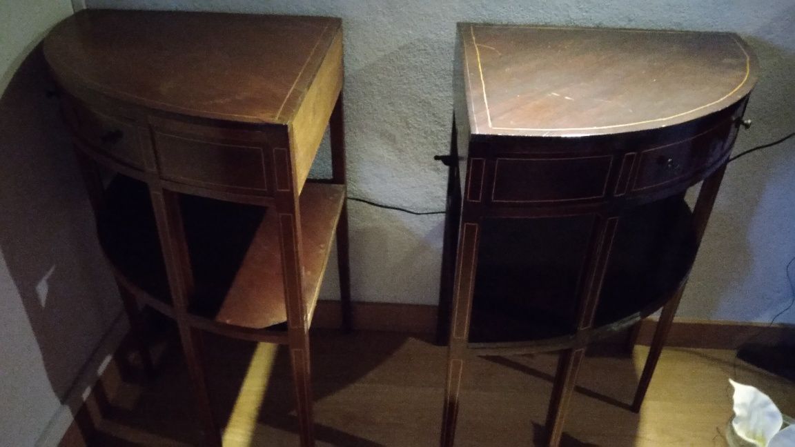 Mesas de canto em madeira