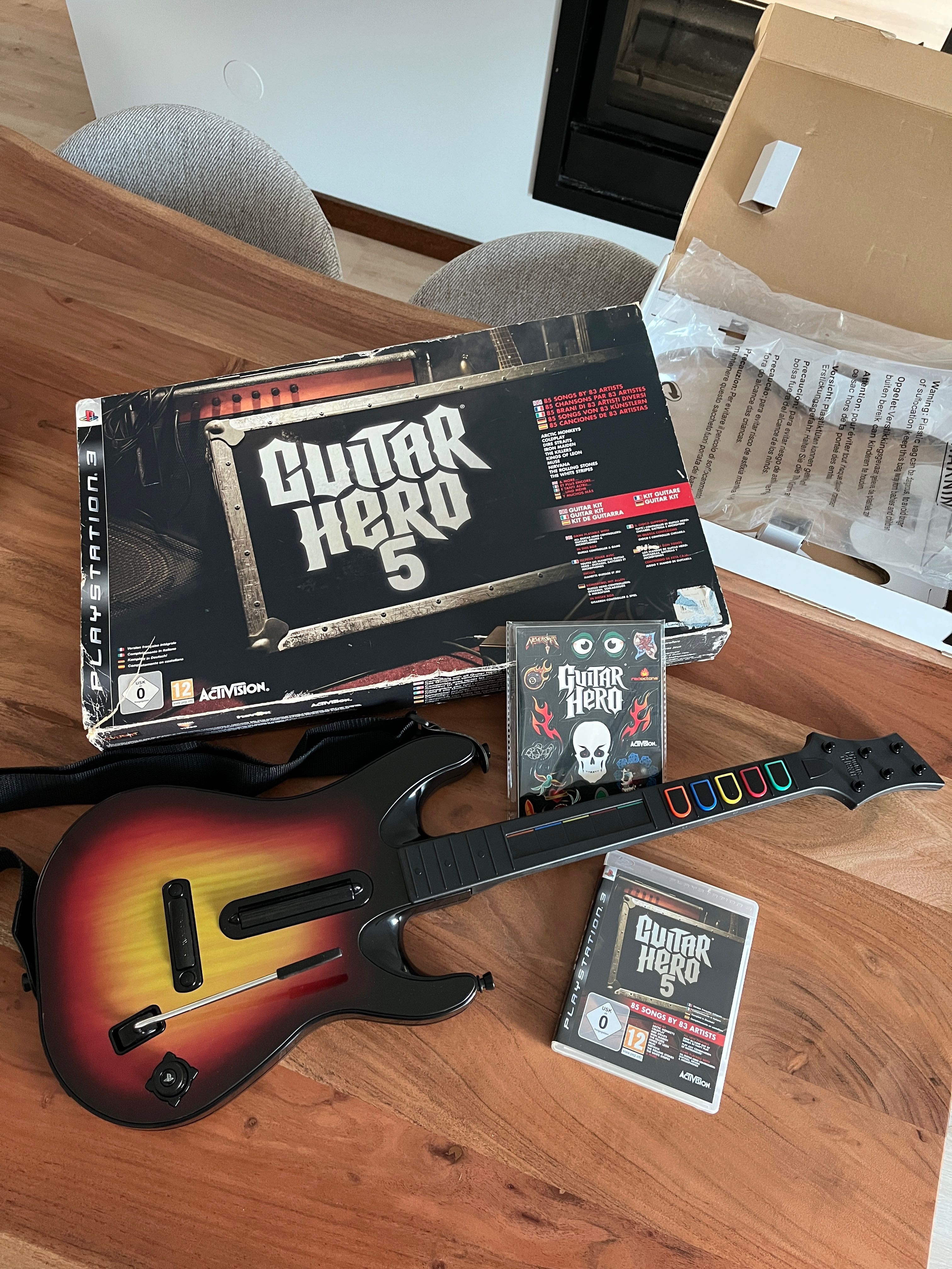 PS3 com Guitar Hero e Move Fitness