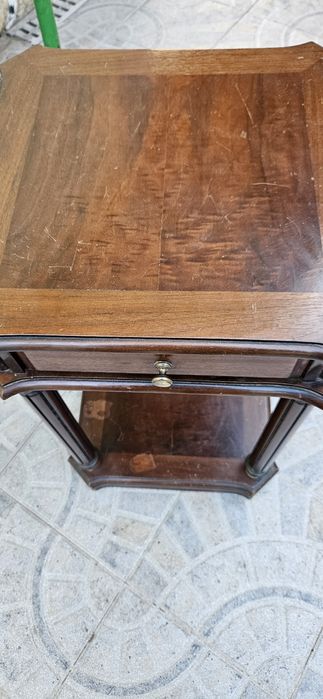 Mesa de cabeceira antiga